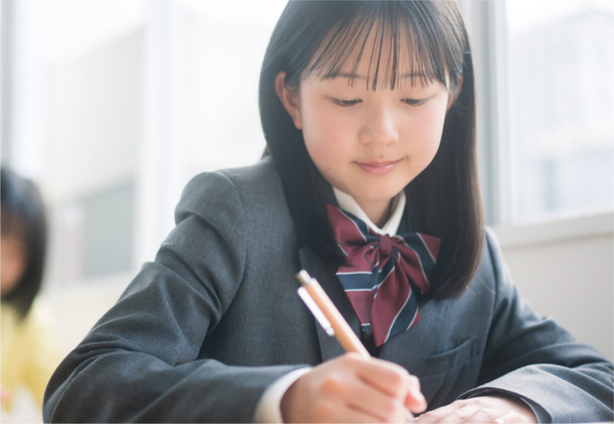 勉強する中学生の女の子